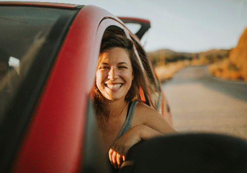 mulher feliz dentro do carro