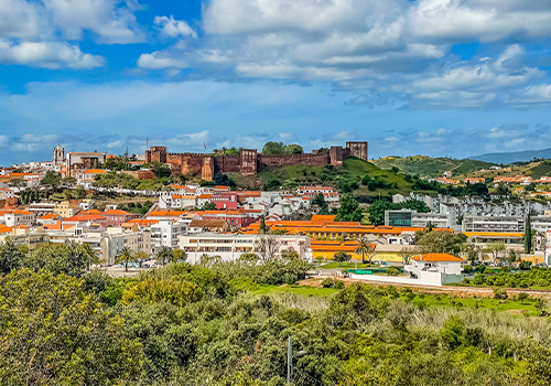 Cidade de Silves com castelo de Silves ao fundo