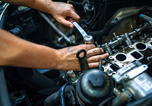 Mecânico a reparar carro  