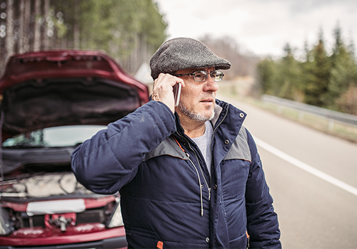 homem a chamar a assistência em viagem 